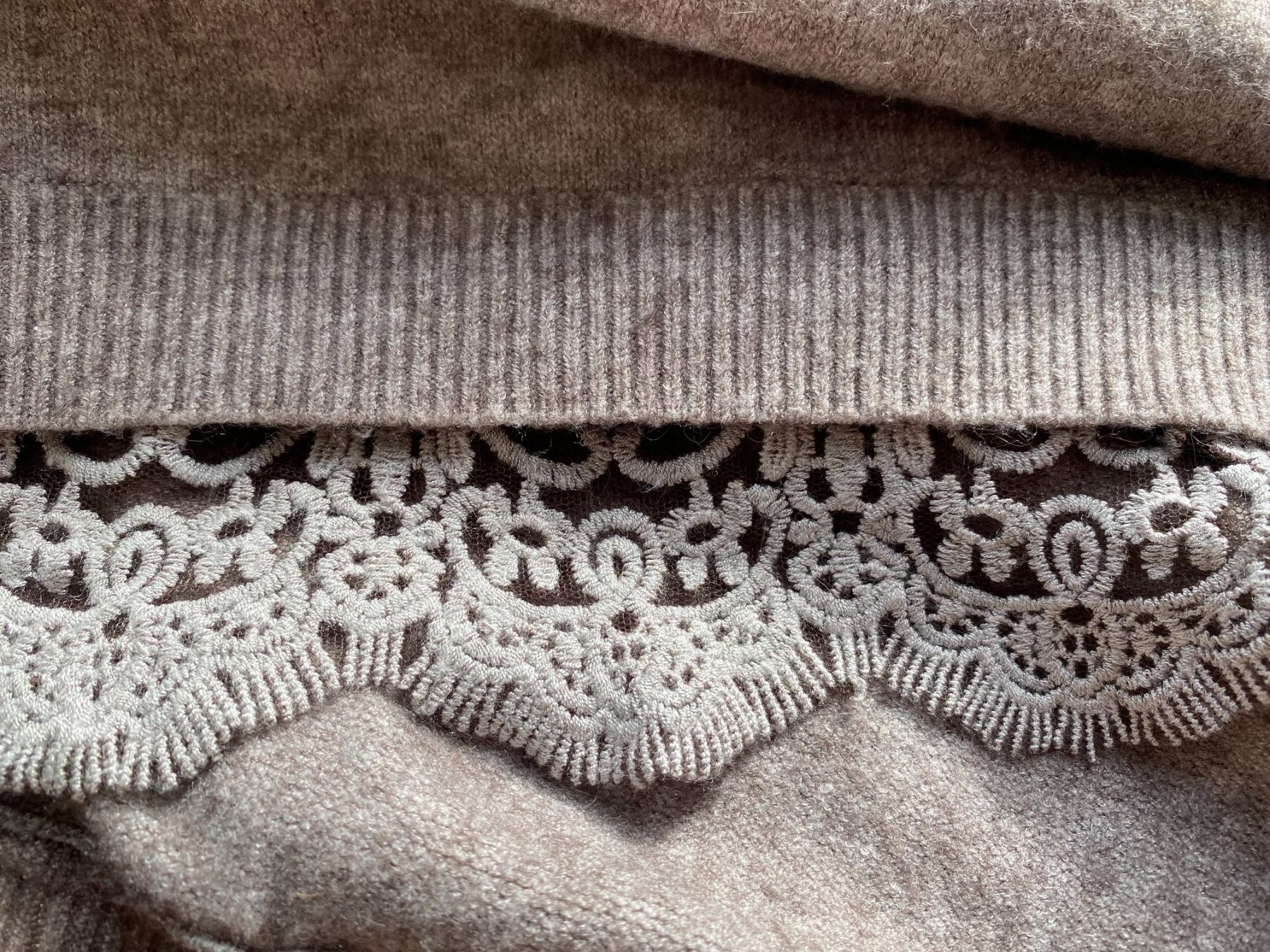 Maglioni & Felpe: kuscheliger Long Strickpulli mit Spitzenborte in Gr. S/M – Usato da Stetten SH venduto da bijoux18 6