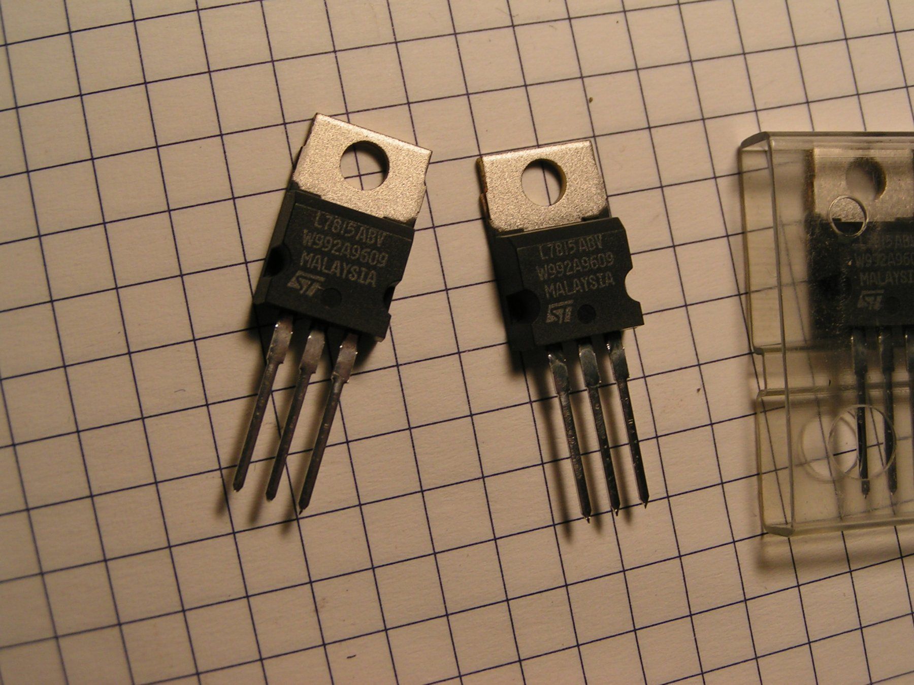 Componenti elettronici: 10 Stk. Linearregler L7815ABV – Nuovo e nell'imballaggio originale da Nussbaumen AG venduto da Muerik 1
