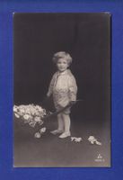 ENFANT - Jeune garçon et fleurs
