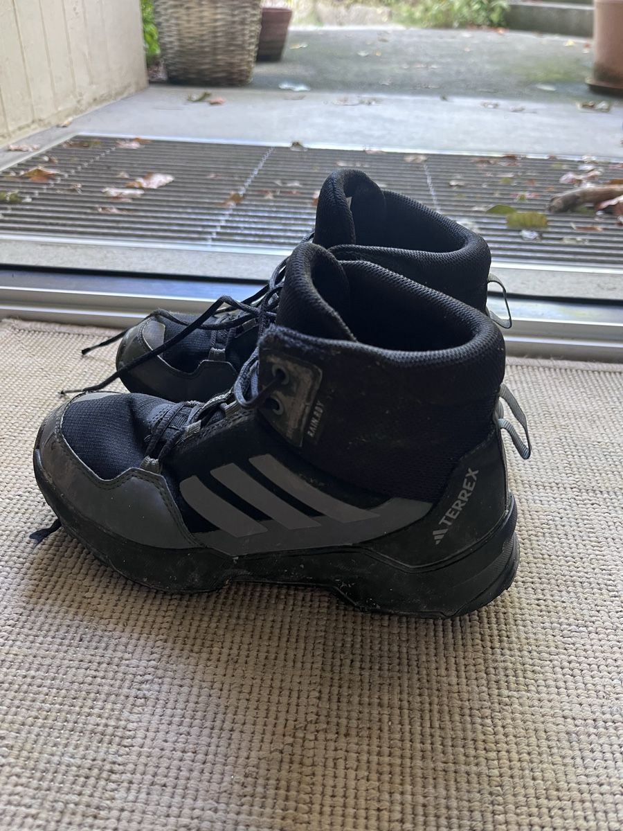 Adidas Chaussures garçon: Adidas Terrex Wanderschuhe Kinder Grösse 34 – D'occasion à Pfäffikon SZ par humming-bird 3