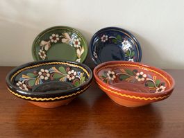 Vintage 4 Keramikschalen, handbemalt, Blumenmuster, 4 Farben