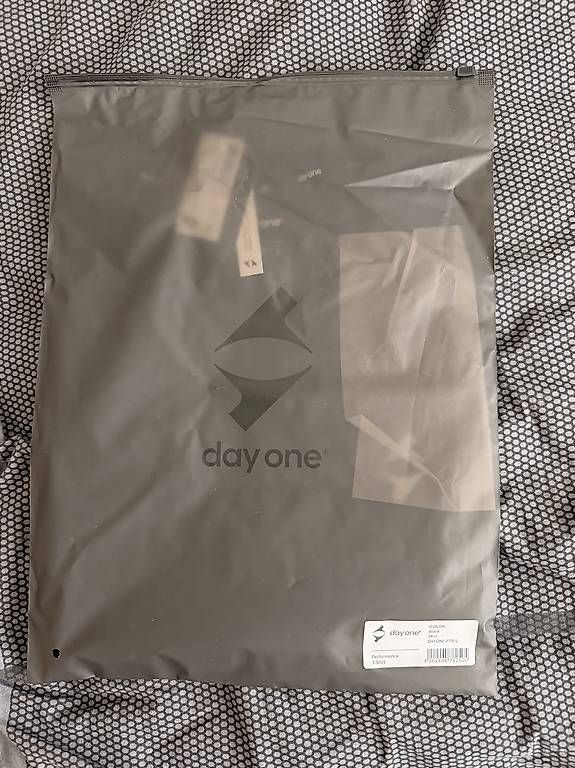 T-shirts: Day One Performance Shirt L Schwarz – D'occasion à Pfäffikon ZH par jon_r7c8 1