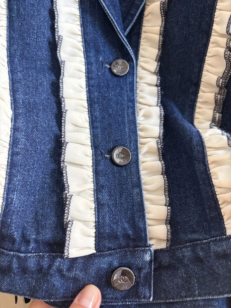 Chanel Giacche: Chanel Denim Jacket with Ruffles – Usato da Nyon venduto da My_wardrobe 2