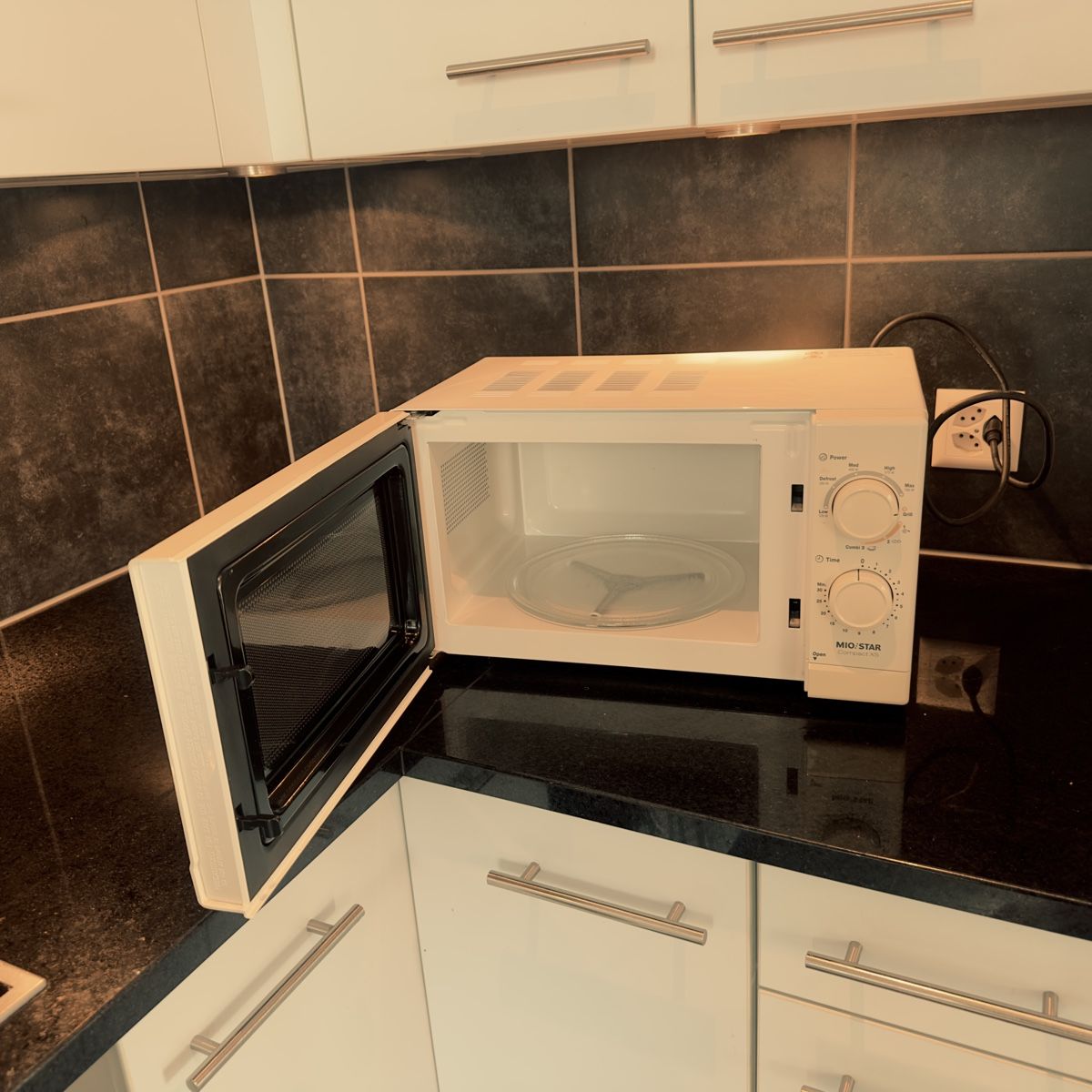 Appareils de cuisine: Microwelle – D'occasion à Rafz par Tueni1