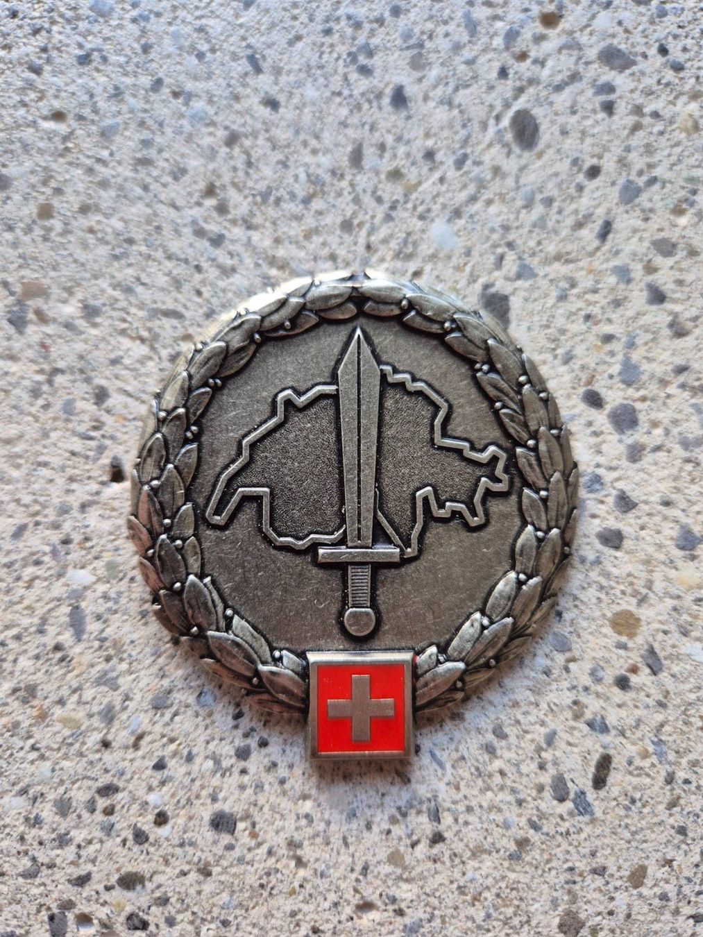 Schweizer Armee Placchette & Badge: *** Beretemblem Militärpolizei silber *** – Nuovo e nell'imballaggio originale da Riedholz venduto da fr_sIruP