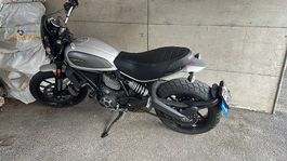 Ducati Scrambler bridée 35kw avec deux sacoches latérales 
