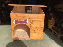 Cuccia per cane da interno in legno massiccio