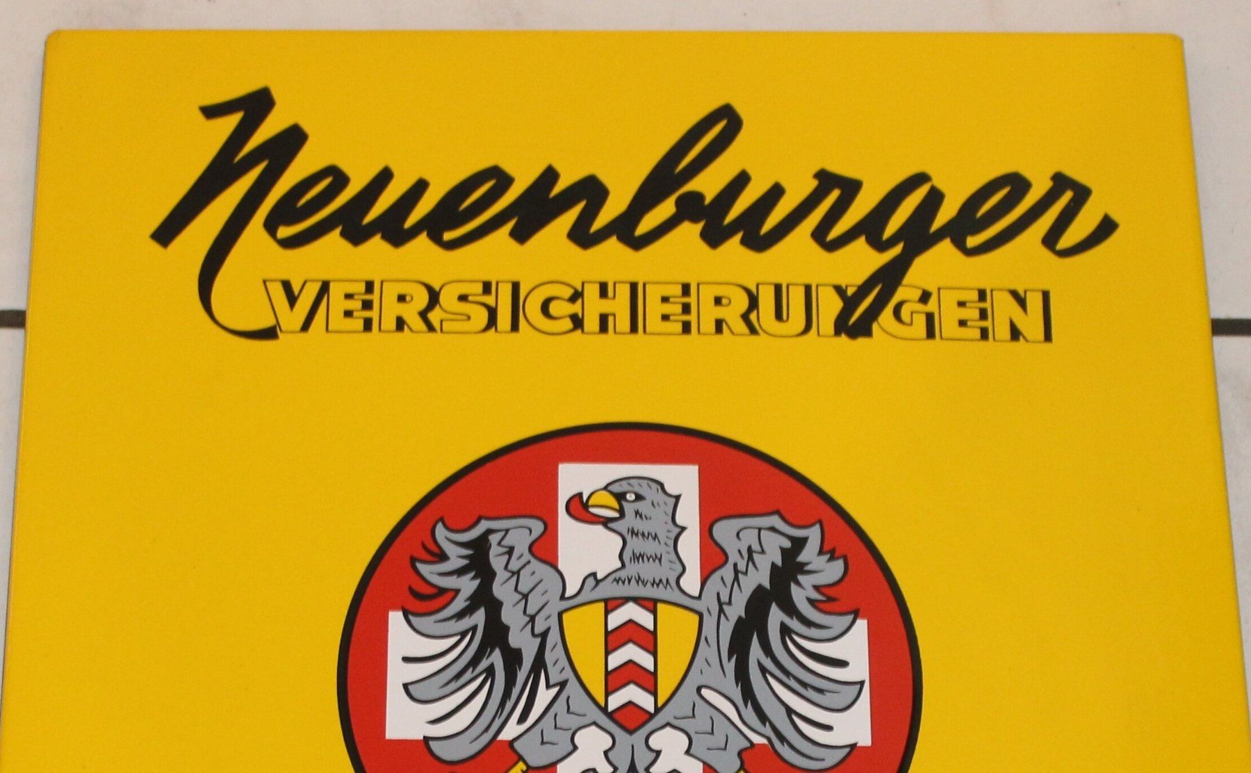 Insegne: Neuenburger Versicherungen Agentur Emailschild CH – Usato da Lüchingen venduto da Aw67 1