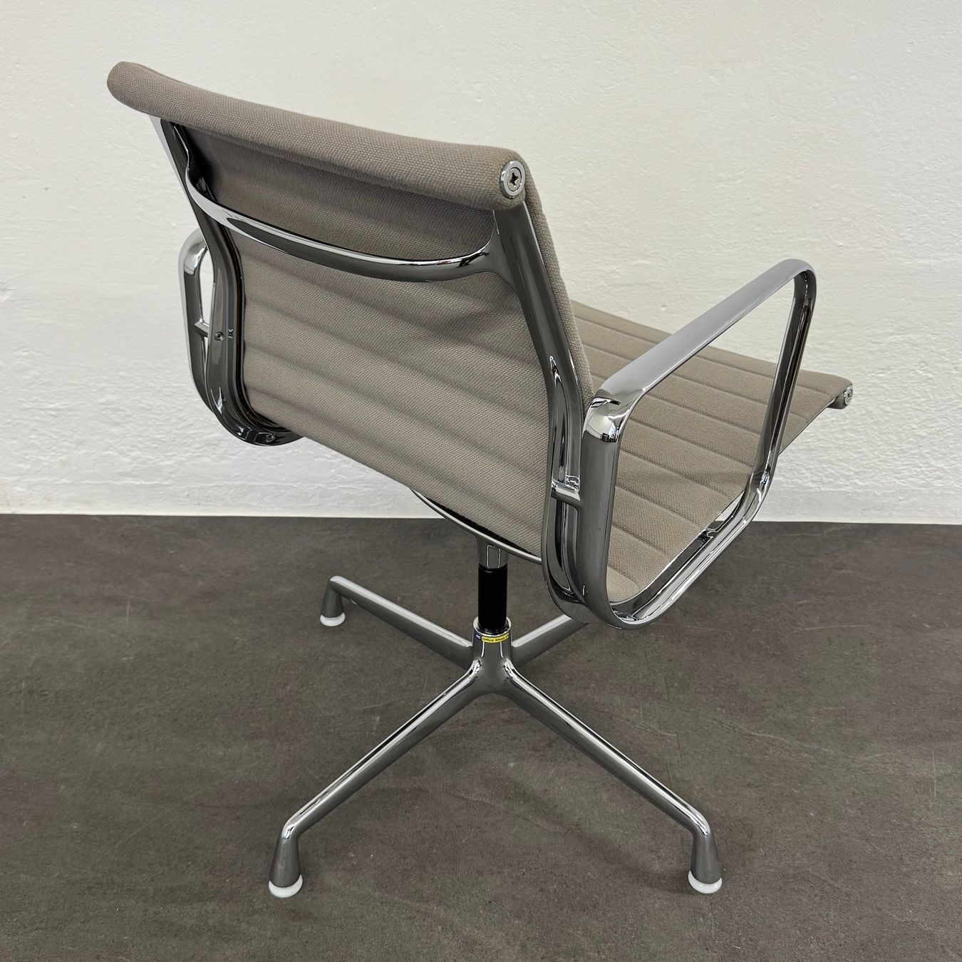Sedie: Vitra Eames Alu Chair EA108 Hopsak – Usato da Schönenwerd venduto da mcofficeshop 3