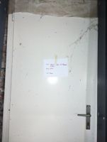 Zimmertür weiss mit Drückergarnitur. Schlüssel steckt