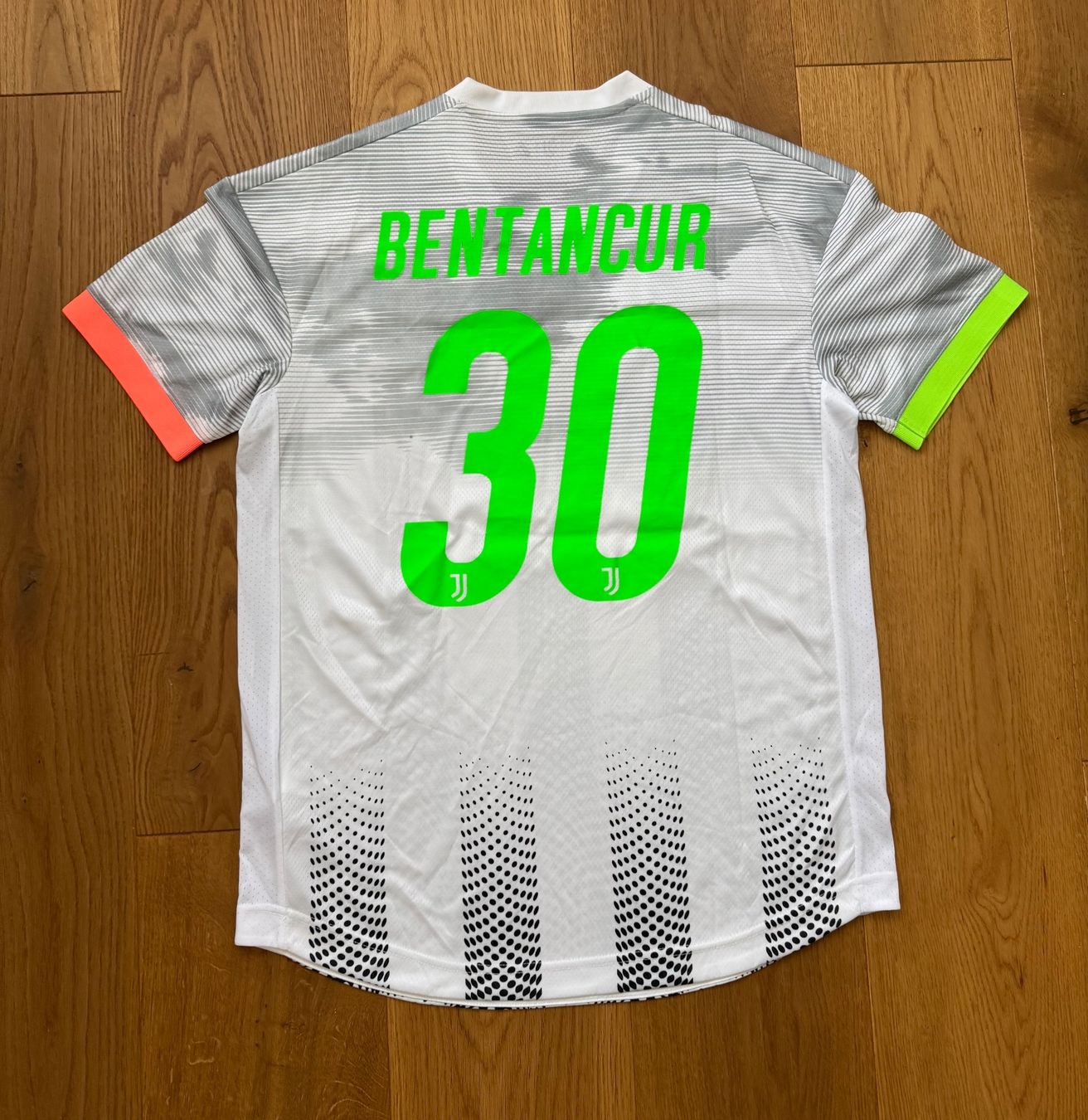 Canottiere & Pantaloni: BENTANCUR - Juventus X Palace – Usato da Dielsdorf venduto da nicolicious