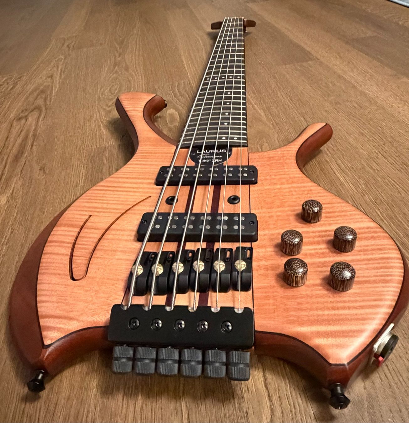 Strumenti musicali: Laurus QUASAR T900 XRH-6 Strings Figured Maple top – Usato da Thônex venduto da JJBox84 1