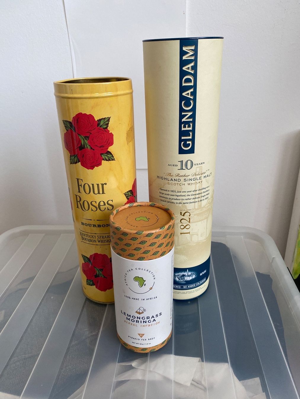 Tutte le decorazioni: 3 zylindrische leere Whiskyflaschen/ Teebüchsen – Usato da Flawil venduto da IrisK010203