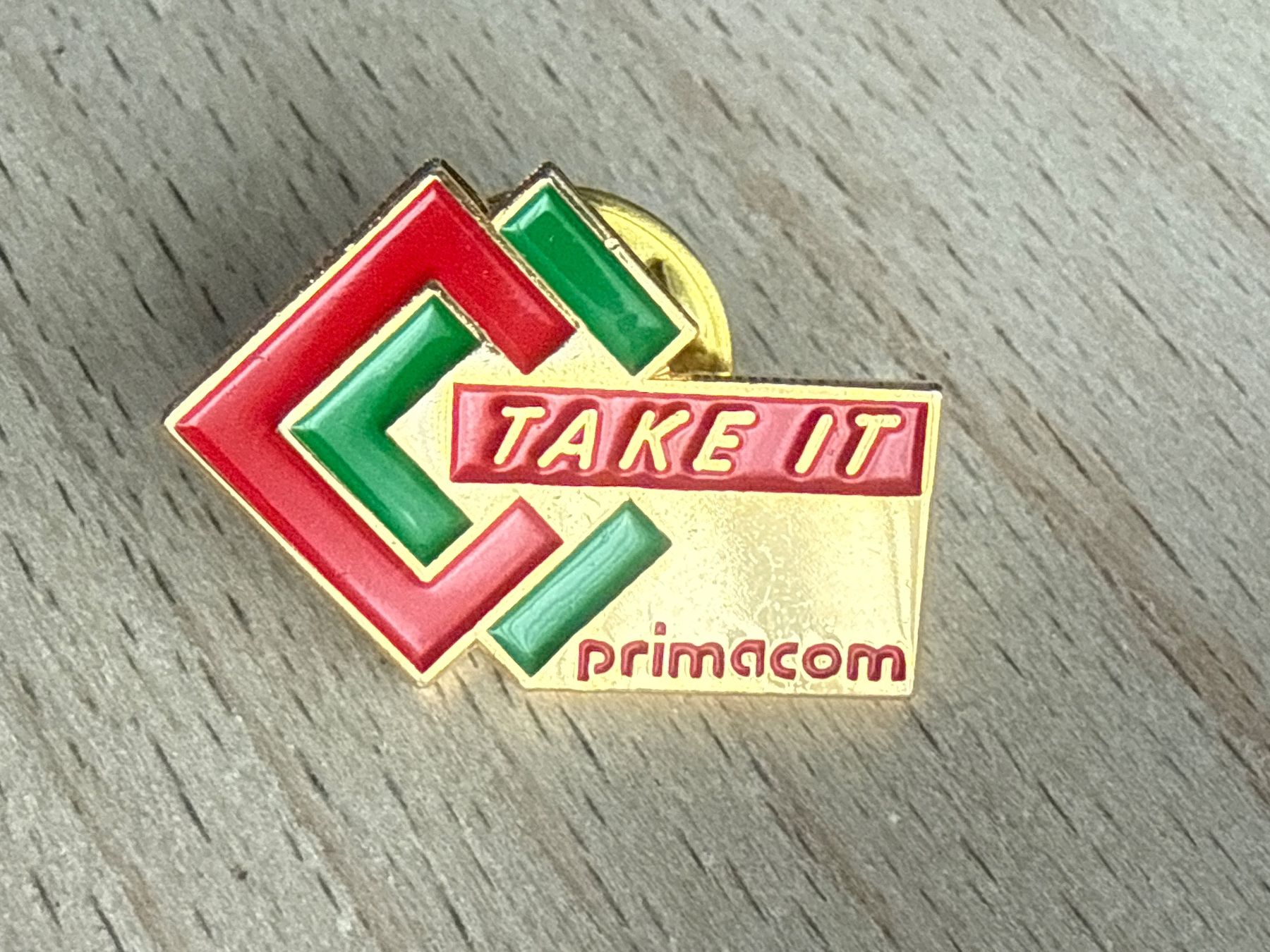 Plaketten & Abzeichen: Pin  primacom Take It – Gebraucht aus Glattbrugg von Schweigmatt