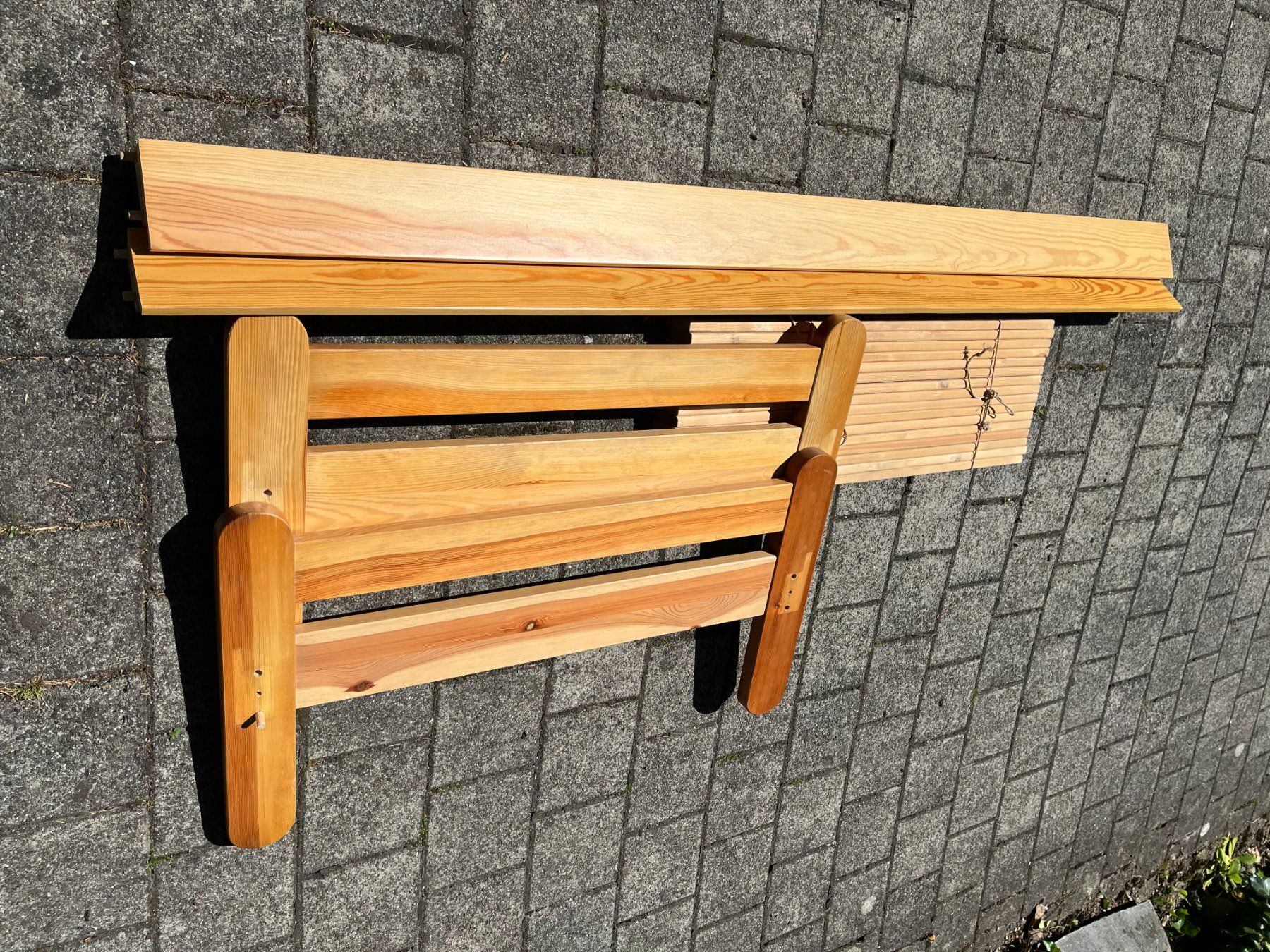 Letti: Holzbettgestell 200x90 mit Lattenrost – Usato da Bonstetten venduto da Driver7 3