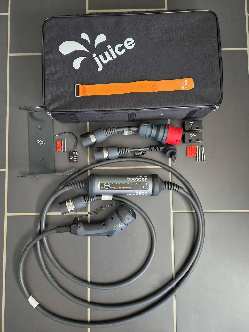 Juice Caricabatterie: Juice Booster 2 Basic Set Schweiz Typ2 – Usato da Ulisbach venduto da mironebraska