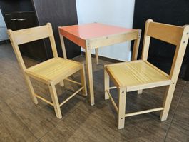 Kindertisch mit 2 Kinderstühlen