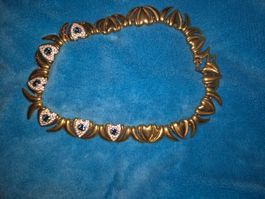 Elegante Halskette, vergoldet mit Herzen und Strass. B8