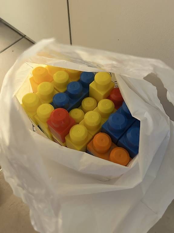 Jouets: Bloc jouets pour construire – D'occasion à Corcelles-pres-Concise par Dilem 1