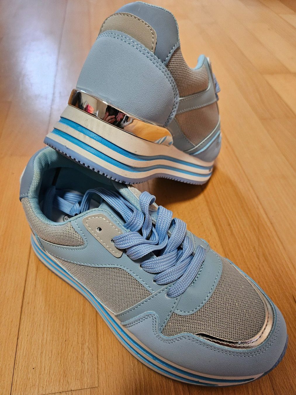 Damenschuhe: Sneaker hellblau mit silbernen Verzierungen, Gr. 38 – Gebraucht aus Zürich von qua_7dpq 3
