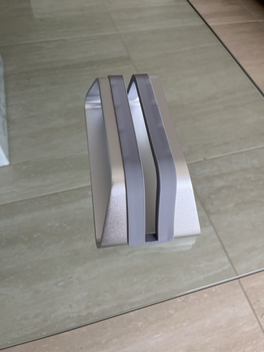 Racks & Cavalletti: Vertical Laptop Stand (New) – Nuovo (secondo la descrizione) da Uitikon Waldegg venduto da CosimoVio 1