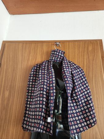 Foulard en soie imprimé bleu marine et rouge 100% soie