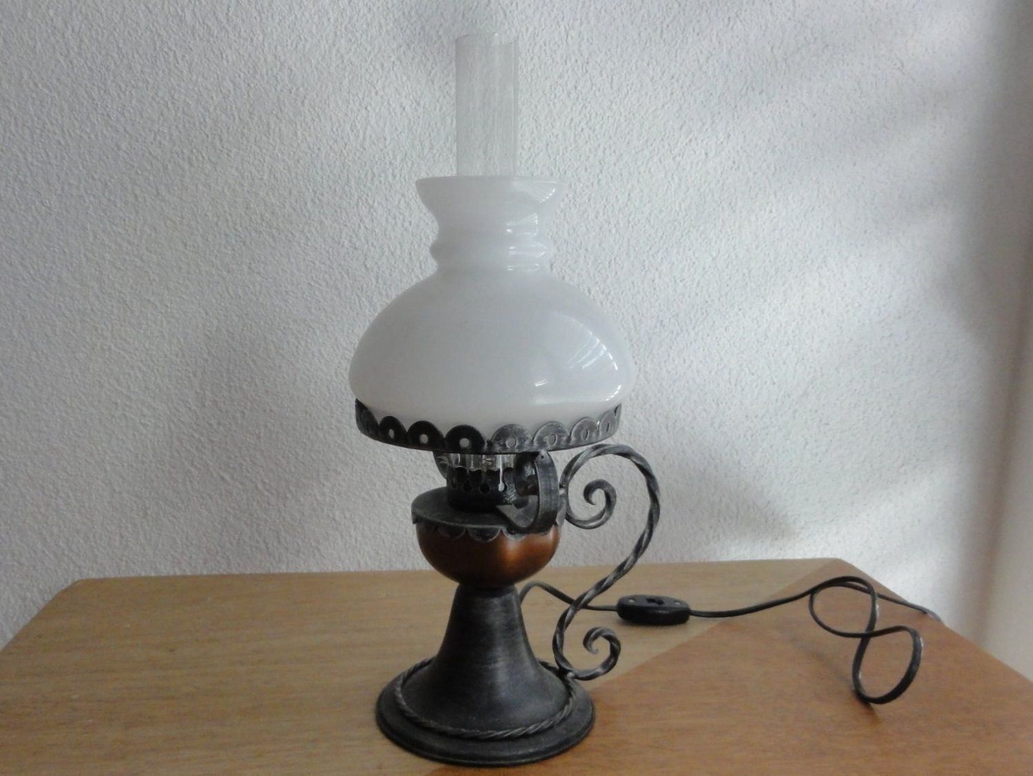 Lampen: Tischlampe mit Glas Lampenschirm – Gebraucht aus Steffisburg von Robinh.17 1