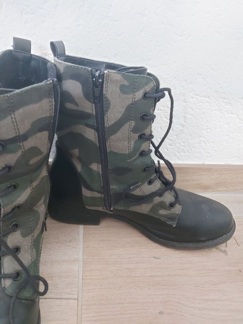 Graceland Scarpe da donna: Bottines motif militaire et fleurs – Nuovo (secondo la descrizione) da Le Mont-Pèlerin venduto da jux_x96b 2
