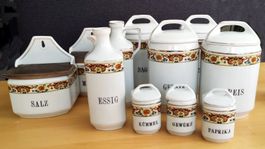 Vorratsbehälter, Flaschen, Dosen, Keramik von KMP, um 1920