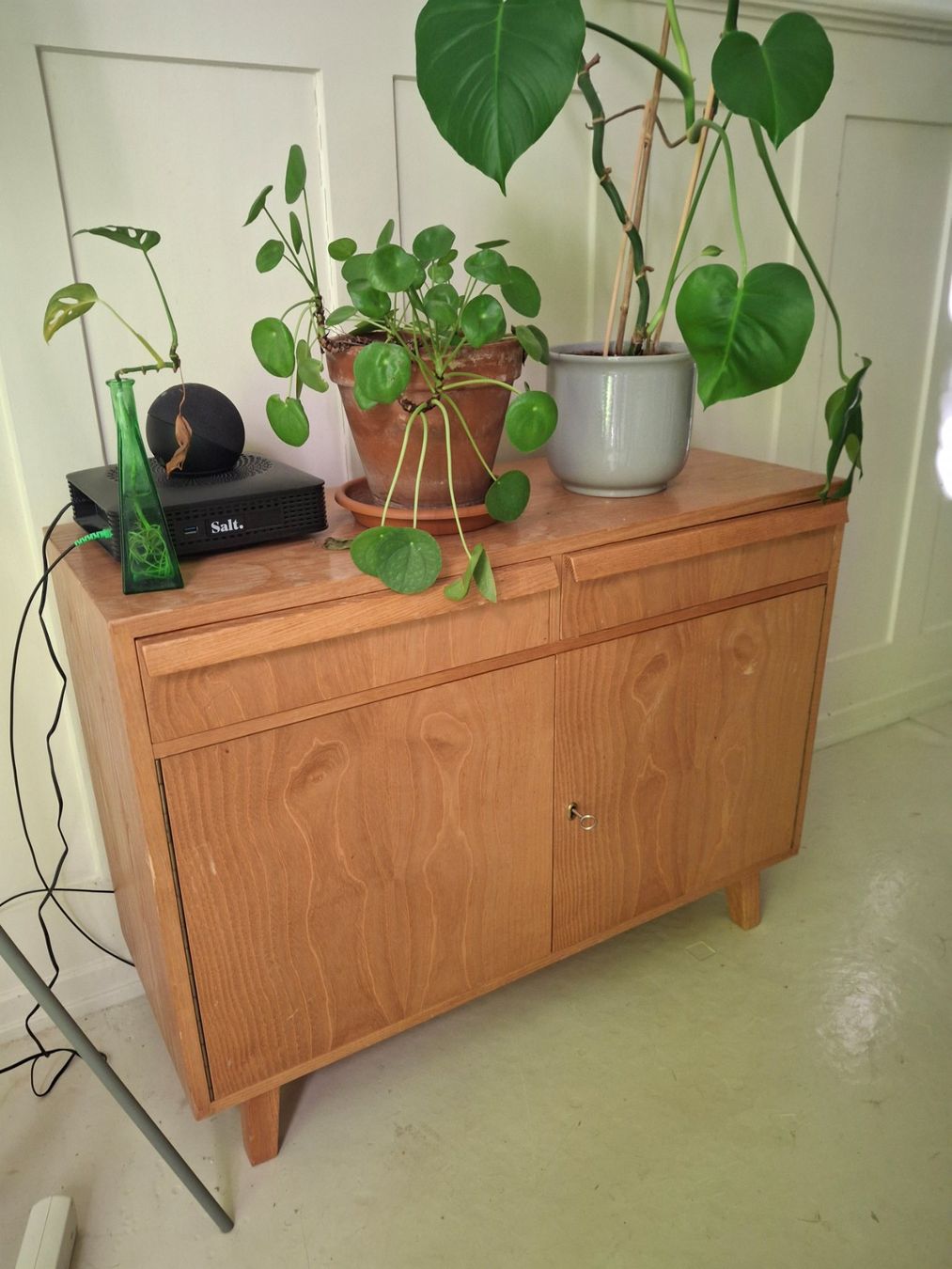 Cassettiere: Sideboard Holz mit 2 Tueren und Schubladen – Usato da Zürich venduto da etso
