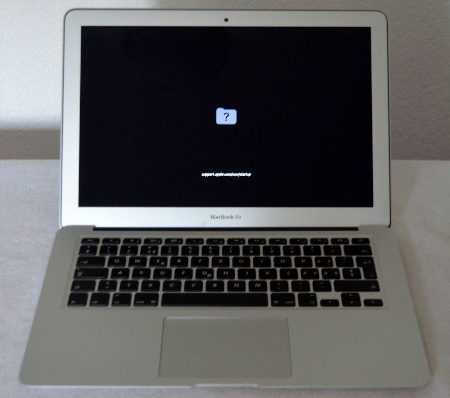 Apple Notebooks: Apple Macbook Air A1466 i5  13" – Defekt aus Collonges von arashee