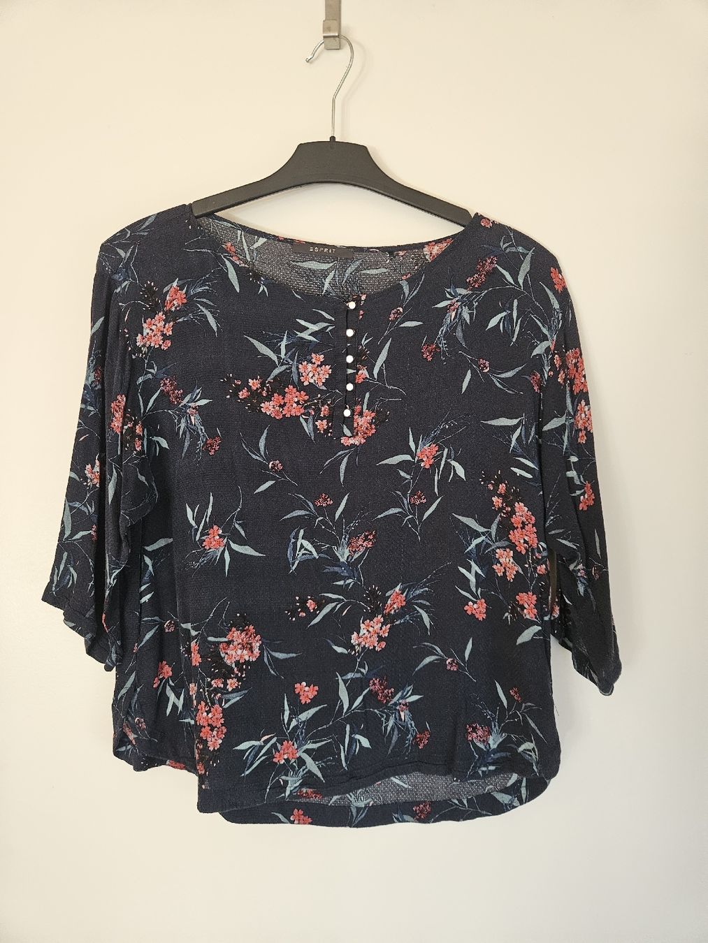 Esprit Blusen: Damen Bluse Esprit dunkelblau mit Blumenmuster – Gebraucht aus Ebikon von SecondChance_byM