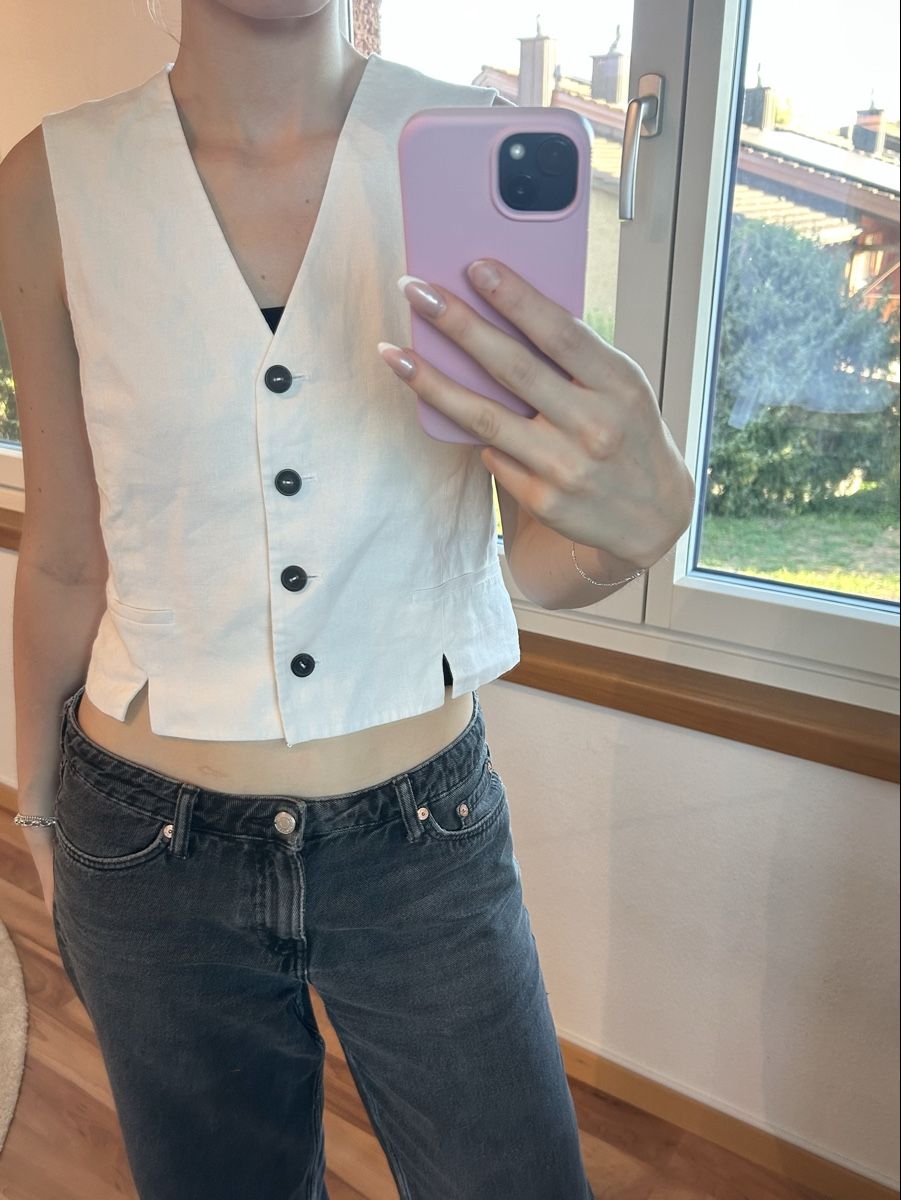 Zara Top: cute white zara button up top  – Usato da Dietlikon venduto da leaaasells