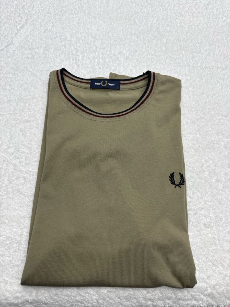 Fred Perry T-shirt: T-shirt Fred Perry  taille L défaut manche  – Difettoso da Chenens venduto da anasantos90 4