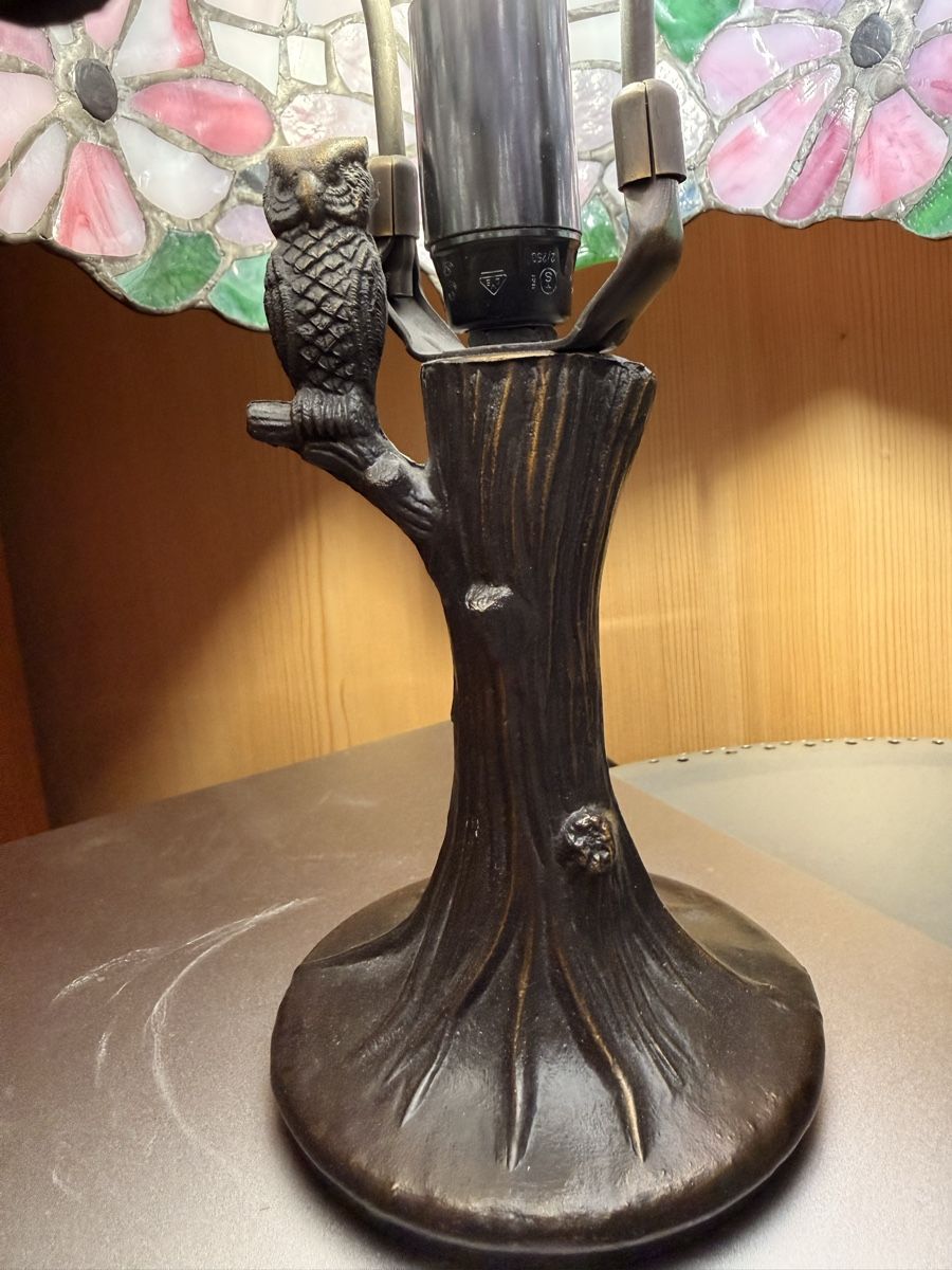 Tiffany & Co. Lampes: Tiffany-Stil-Lampe mit Eulenfuss – D'occasion à Ilanz par Strietta 2