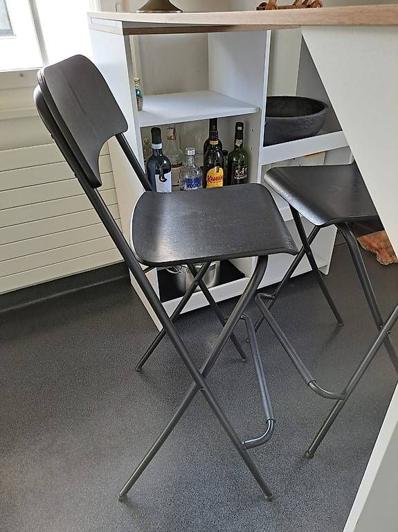 Allestimento di negozi e stand fieristici: Bartisch mit Beweglichem Regal Weiss + 2 Barhocker – Usato da Niederbipp venduto da Tsimon 2