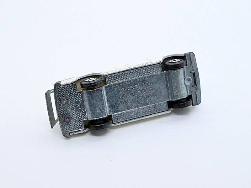 Matchbox Modellini d'auto: Matchbox Lesney No.3  MERCEDES "BINZ" AMBULANCE CODE3 ? – Usato da Zufikon venduto da MatchboxCorner 3