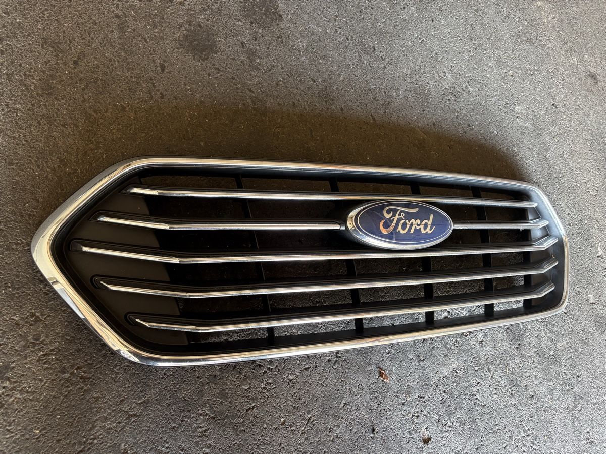 Ford Tutti pezzi di ricambio auto: Frontgrill FORD TOURNEO CUSTOM – Usato da Rebstein venduto da lave 1