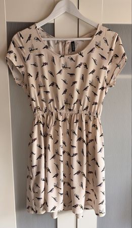 Cooles Sommerkleid, Gr. 40 in beige mit Vogelprint, von H&M