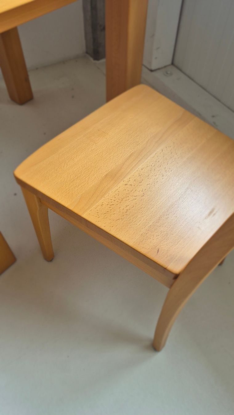 Set di tavolo e panche: Massiver kleiner Tisch mit zwei Stühlen – Usato da Trimmis venduto da Florianschlumpf 2