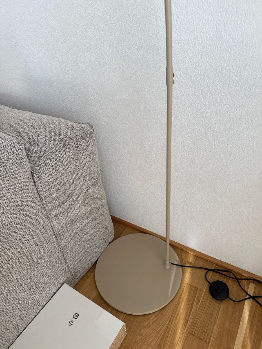 Lampade: Bogenlampe beige mit Teddy-Schirm neuwertig – Nuovo (secondo la descrizione) da Adlikon b.Regensdf venduto da Sikkkkkki 1