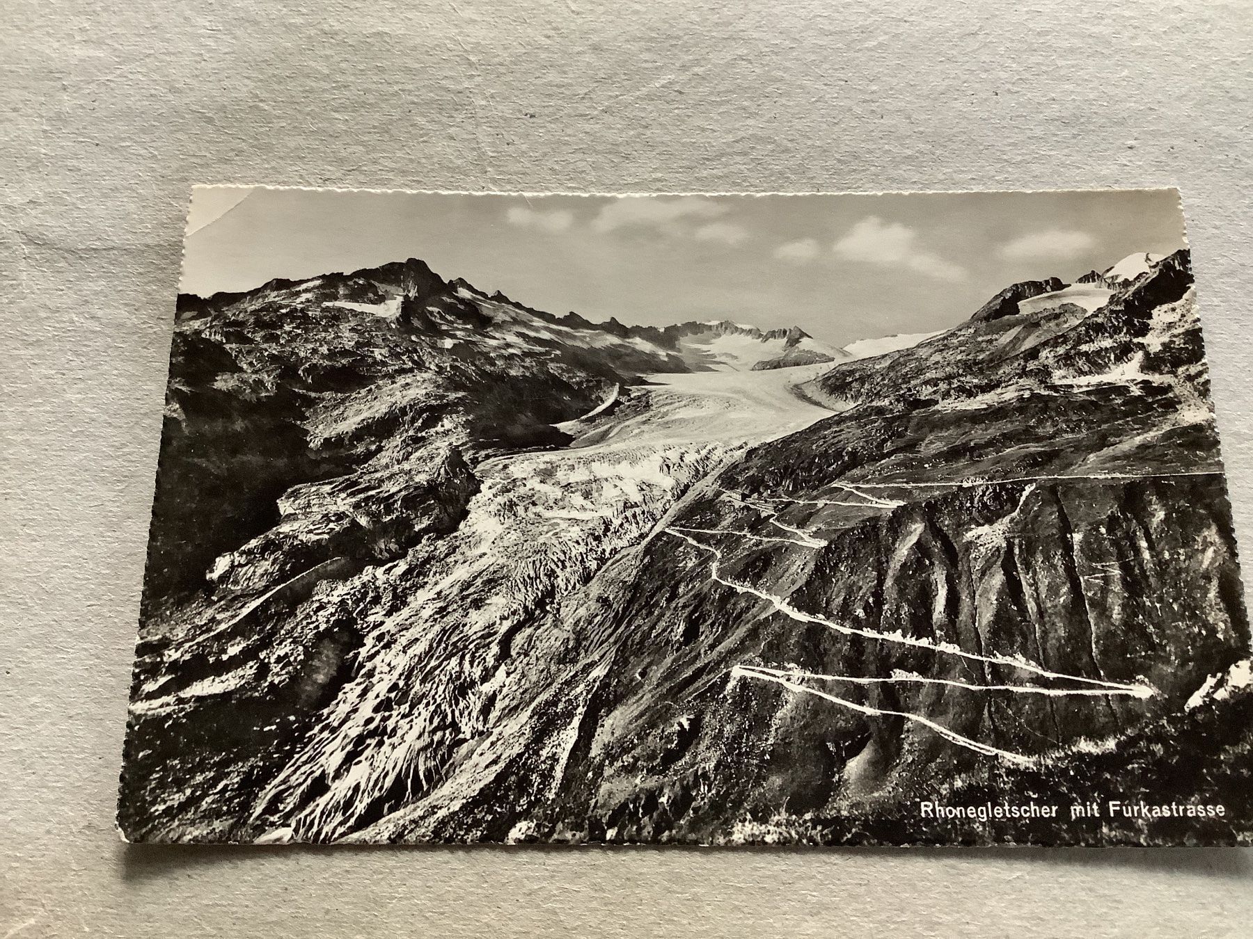 Cartoline postali: Rhonegletscher mit Furkastrasse – Usato da Flaach venduto da Monisoldshop