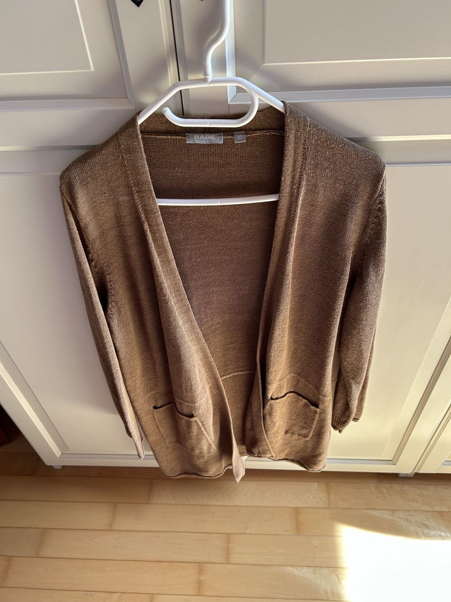 Rabe Giacche: Mit Leinen: Cardigan RABE, brown, Grösse 40 – Nuovo (secondo la descrizione) da Diessenhofen venduto da Bmaurice 1