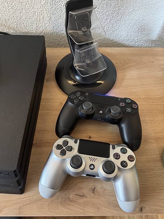 Console: PS4 Pro inkl. 2 Controller und Games - V13.5 – Usato da Triengen venduto da Ike67 2