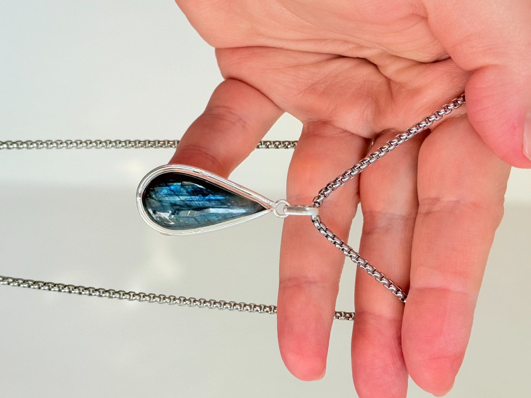 Ketten: Pendentif Larme Labradorite Bleue  - Élégant – Neu und originalverpackt aus Genève von AGBERG 5