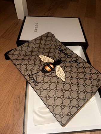 Gucci bee clutch / last price