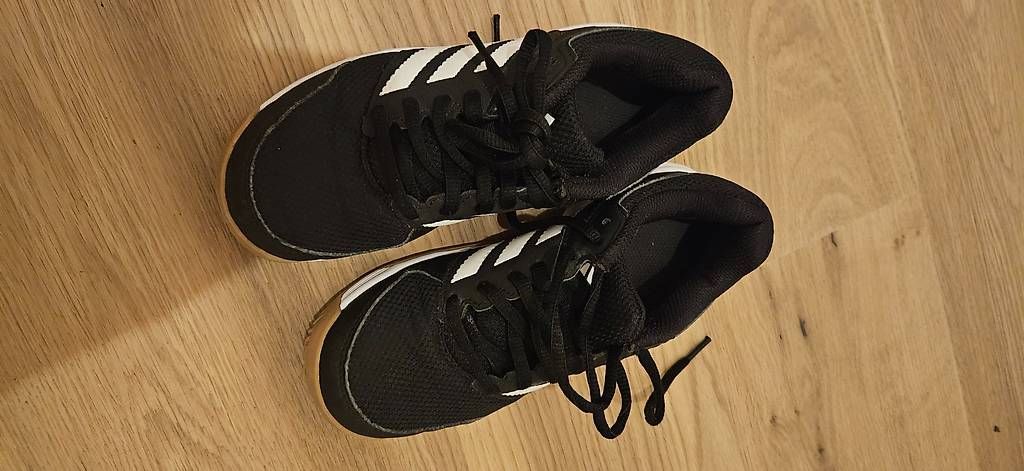 Scarpe per ragazzi: Adidas Hallenschuhe Grösse 34 – Usato da Einsiedeln venduto da schneerakete