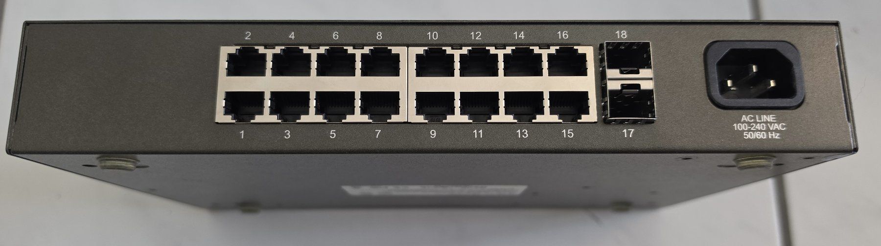 Hubs & Switches: Switch Level ONE GEU-1628 – D'occasion à Witterswil par Regus 1