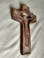 Holzkreuz mit Jesus Figur, Handgefertigt, zum Aufhängen