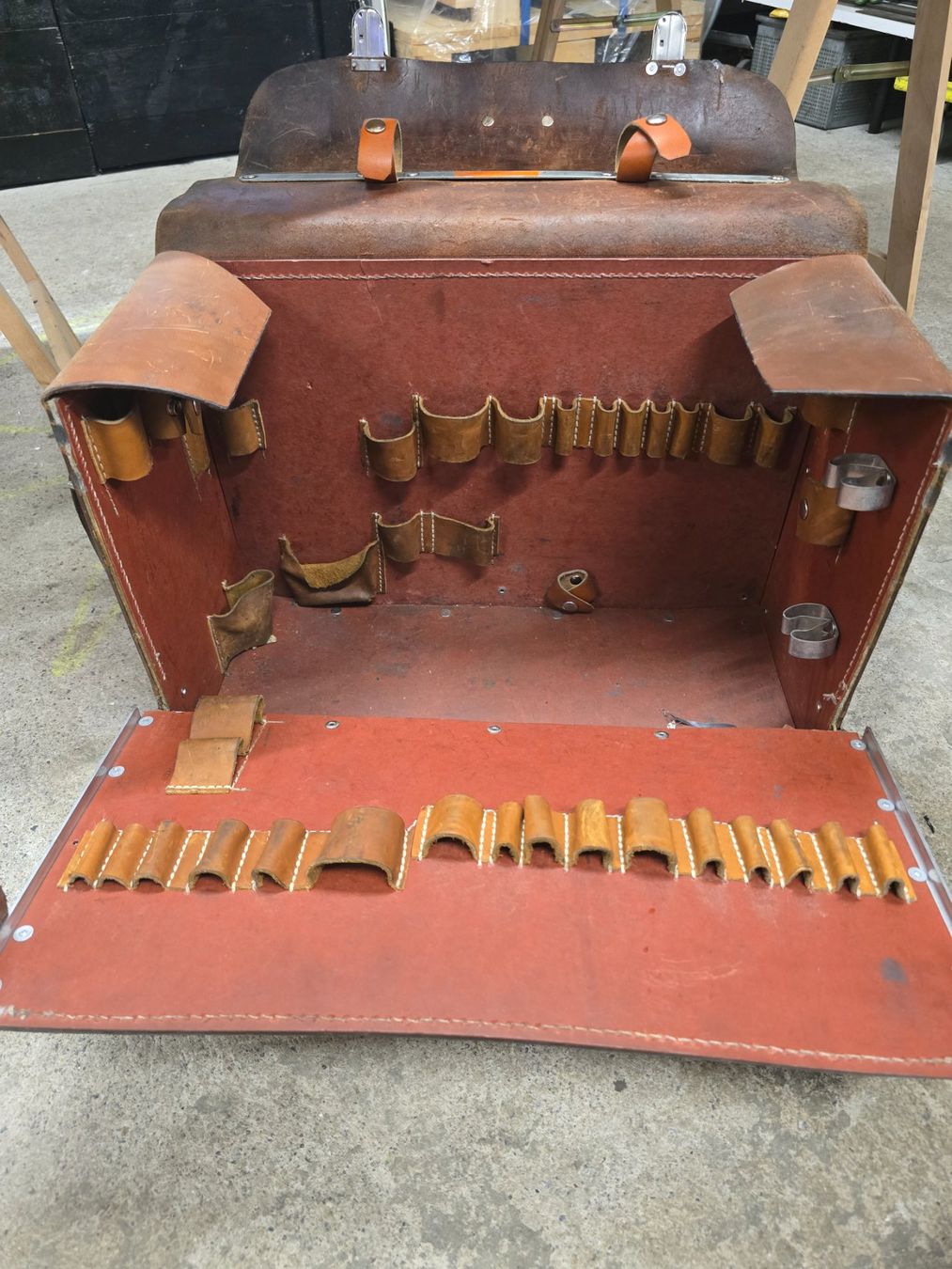 Tous les outils: Alter Leder Montagekoffer – D'occasion à Gutenswil par Karin1111 3